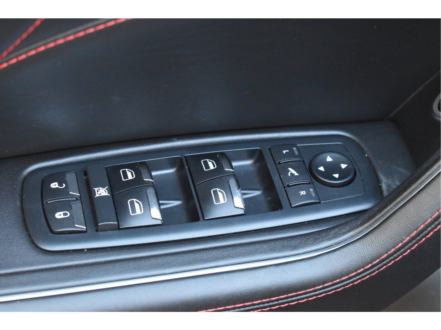 Maserati Levante 3.0 V6 AWD GranLusso 350 pk Facelift Driver ass.Pack 1 | Open dak | Harman/Kardon | Camera | Luchtvering | Carplay | Keyless | DAB | Full LED | 20"