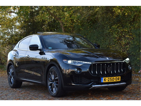 Maserati Levante 3.0 V6 AWD GranLusso 350 pk Facelift Driver ass.Pack 1 | Open dak | Harman/Kardon | Camera | Luchtvering | Carplay | Keyless | DAB | Full LED | 20"