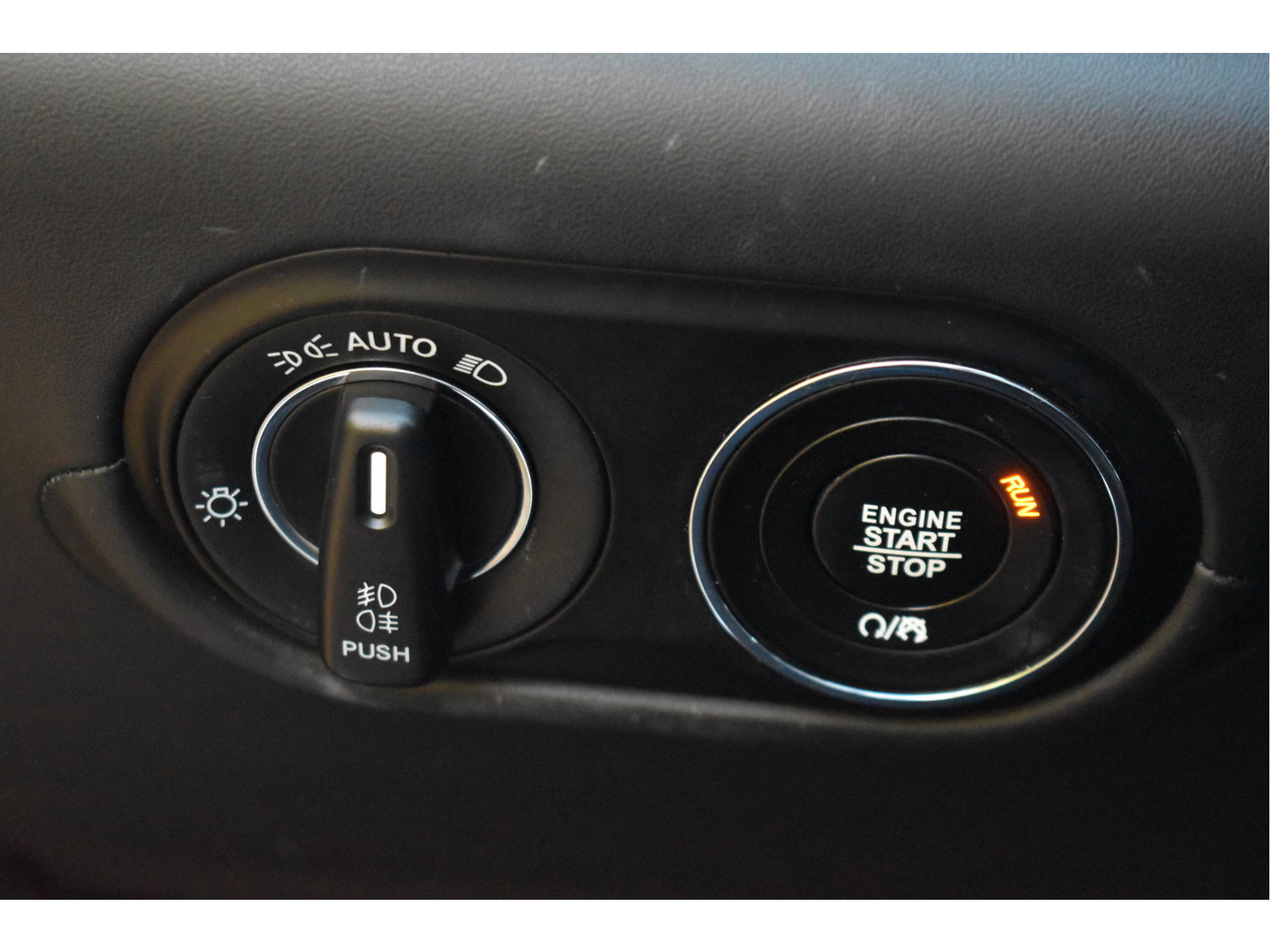 Maserati Levante 3.0 V6 AWD GranLusso 350 pk Facelift Driver ass.Pack 1 | Open dak | Harman/Kardon | Camera | Luchtvering | Carplay | Keyless | DAB | Full LED | 20"