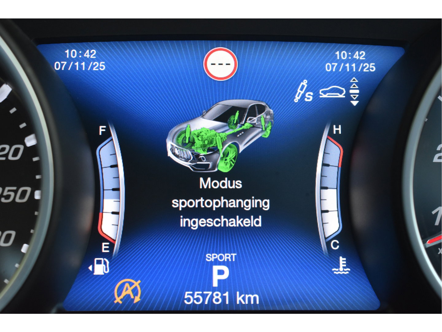 Maserati Levante 3.0 V6 AWD GranLusso 350 pk Facelift Driver ass.Pack 1 | Open dak | Harman/Kardon | Camera | Luchtvering | Carplay | Keyless | DAB | Full LED | 20"