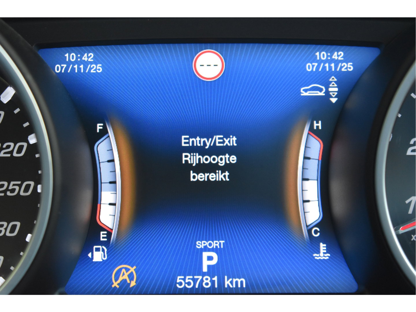 Maserati Levante 3.0 V6 AWD GranLusso 350 pk Facelift Driver ass.Pack 1 | Open dak | Harman/Kardon | Camera | Luchtvering | Carplay | Keyless | DAB | Full LED | 20"