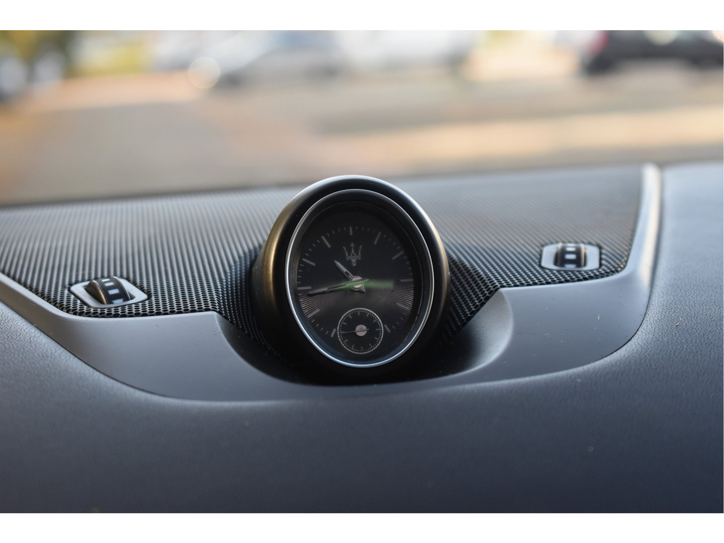 Maserati Levante 3.0 V6 AWD GranLusso 350 pk Facelift Driver ass.Pack 1 | Open dak | Harman/Kardon | Camera | Luchtvering | Carplay | Keyless | DAB | Full LED | 20"