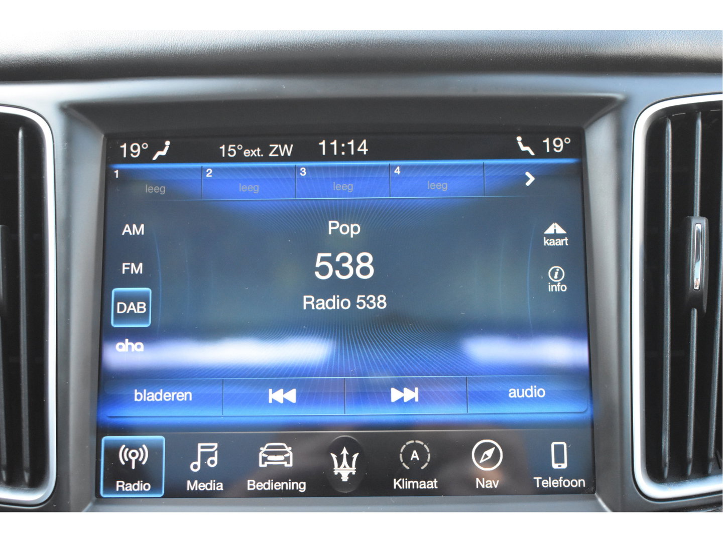Maserati Levante 3.0 V6 AWD GranLusso 350 pk Facelift Driver ass.Pack 1 | Open dak | Harman/Kardon | Camera | Luchtvering | Carplay | Keyless | DAB | Full LED | 20"