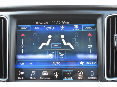 Maserati Levante 3.0 V6 AWD GranLusso 350 pk Facelift Driver ass.Pack 1 | Open dak | Harman/Kardon | Camera | Luchtvering | Carplay | Keyless | DAB | Full LED | 20"