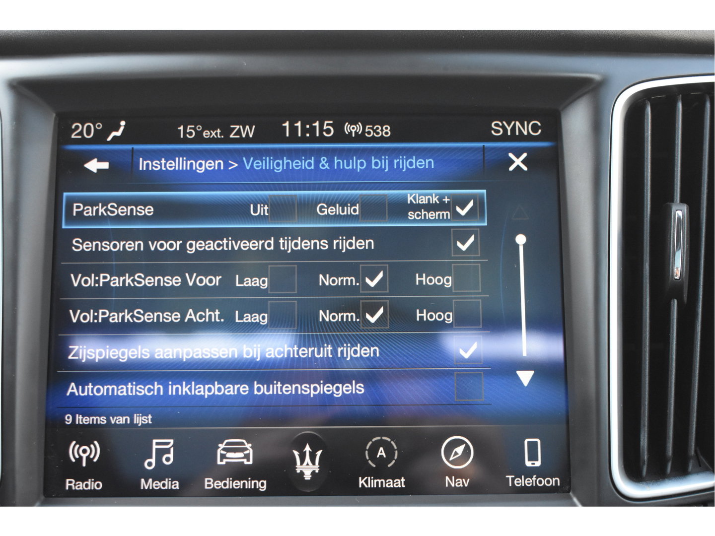 Maserati Levante 3.0 V6 AWD GranLusso 350 pk Facelift Driver ass.Pack 1 | Open dak | Harman/Kardon | Camera | Luchtvering | Carplay | Keyless | DAB | Full LED | 20"