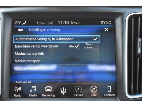 Maserati Levante 3.0 V6 AWD GranLusso 350 pk Facelift Driver ass.Pack 1 | Open dak | Harman/Kardon | Camera | Luchtvering | Carplay | Keyless | DAB | Full LED | 20"