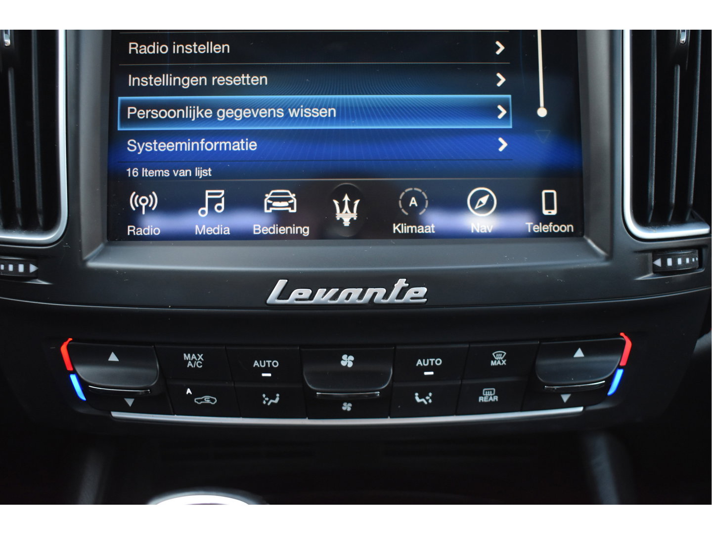 Maserati Levante 3.0 V6 AWD GranLusso 350 pk Facelift Driver ass.Pack 1 | Open dak | Harman/Kardon | Camera | Luchtvering | Carplay | Keyless | DAB | Full LED | 20"
