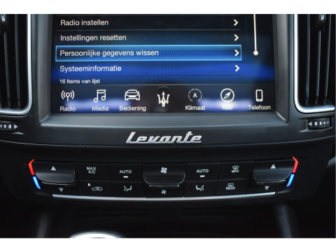 Maserati Levante 3.0 V6 AWD GranLusso 350 pk Facelift Driver ass.Pack 1 | Open dak | Harman/Kardon | Camera | Luchtvering | Carplay | Keyless | DAB | Full LED | 20"