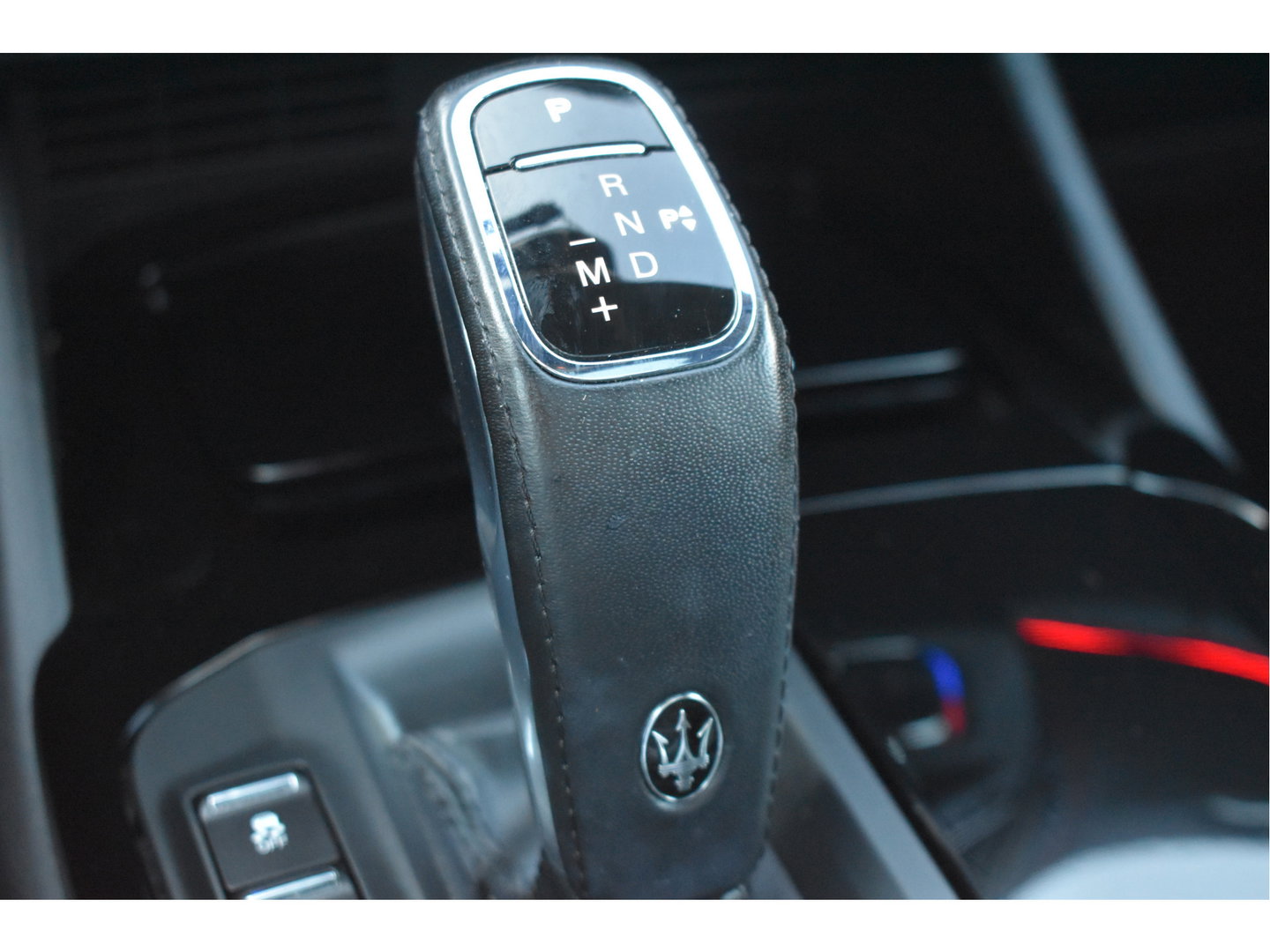 Maserati Levante 3.0 V6 AWD GranLusso 350 pk Facelift Driver ass.Pack 1 | Open dak | Harman/Kardon | Camera | Luchtvering | Carplay | Keyless | DAB | Full LED | 20"