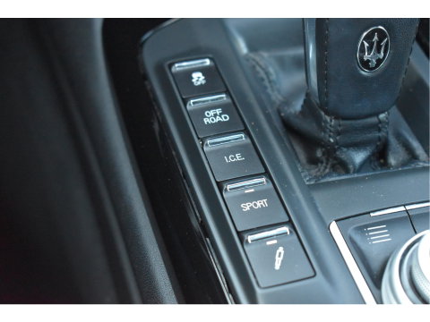 Maserati Levante 3.0 V6 AWD GranLusso 350 pk Facelift Driver ass.Pack 1 | Open dak | Harman/Kardon | Camera | Luchtvering | Carplay | Keyless | DAB | Full LED | 20"
