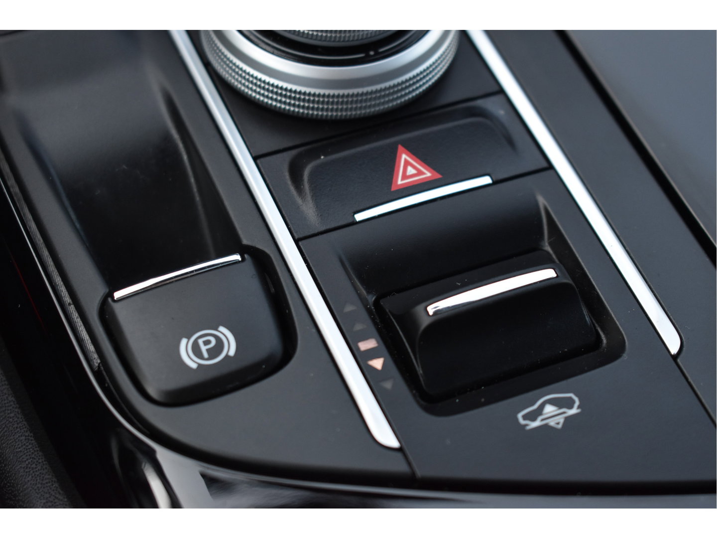 Maserati Levante 3.0 V6 AWD GranLusso 350 pk Facelift Driver ass.Pack 1 | Open dak | Harman/Kardon | Camera | Luchtvering | Carplay | Keyless | DAB | Full LED | 20"