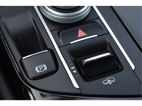 Maserati Levante 3.0 V6 AWD GranLusso 350 pk Facelift Driver ass.Pack 1 | Open dak | Harman/Kardon | Camera | Luchtvering | Carplay | Keyless | DAB | Full LED | 20"