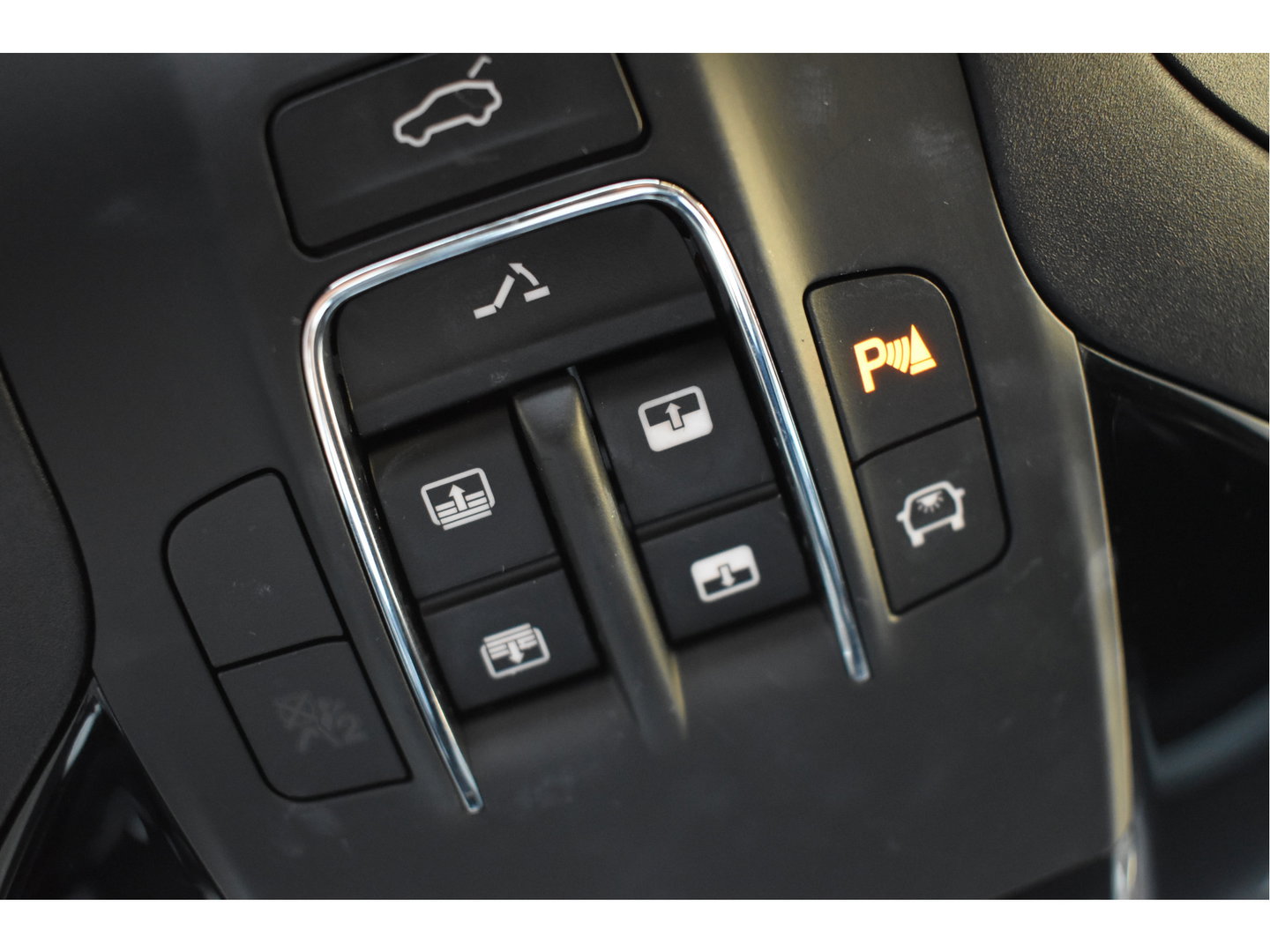 Maserati Levante 3.0 V6 AWD GranLusso 350 pk Facelift Driver ass.Pack 1 | Open dak | Harman/Kardon | Camera | Luchtvering | Carplay | Keyless | DAB | Full LED | 20"