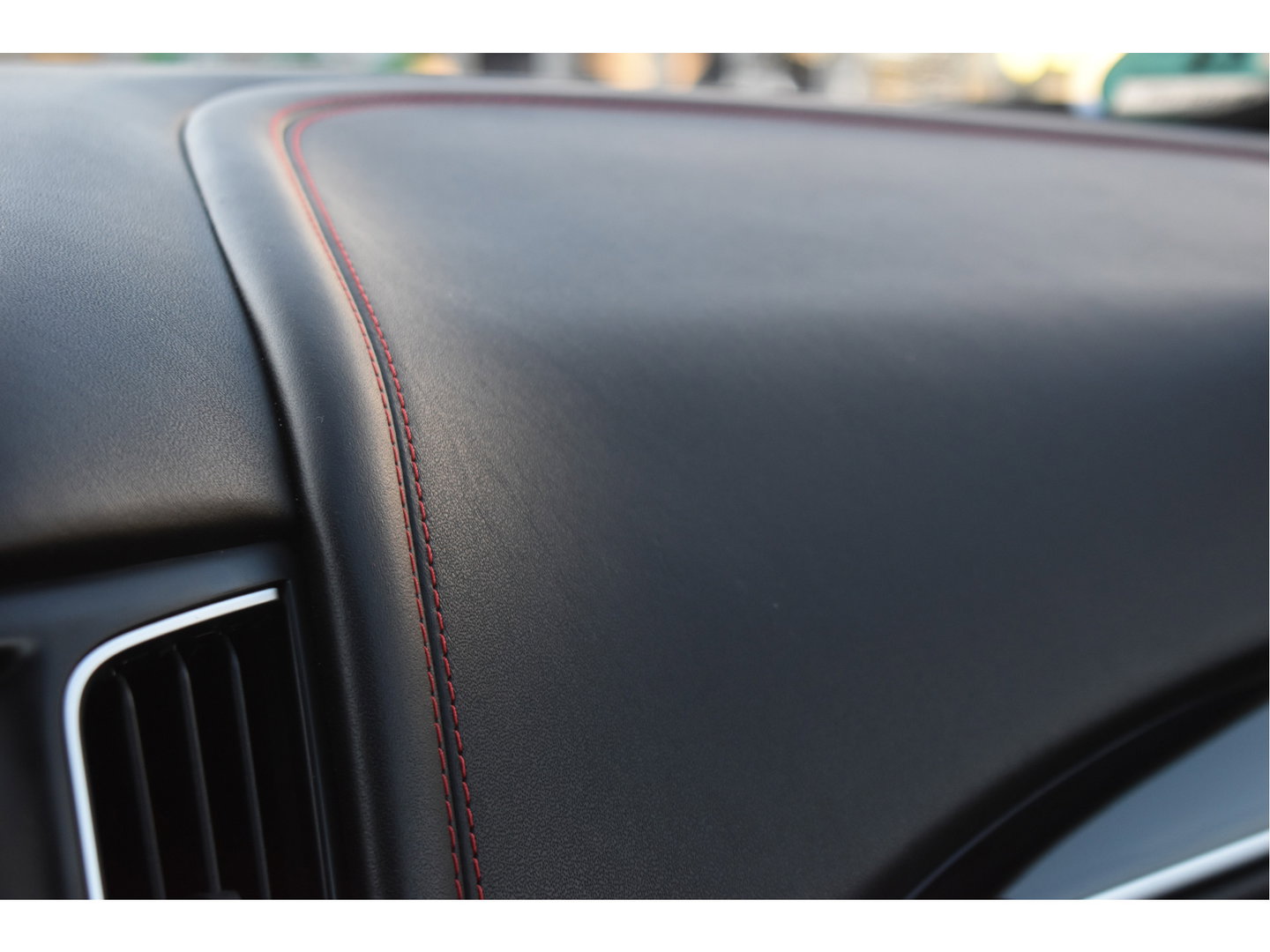 Maserati Levante 3.0 V6 AWD GranLusso 350 pk Facelift Driver ass.Pack 1 | Open dak | Harman/Kardon | Camera | Luchtvering | Carplay | Keyless | DAB | Full LED | 20"
