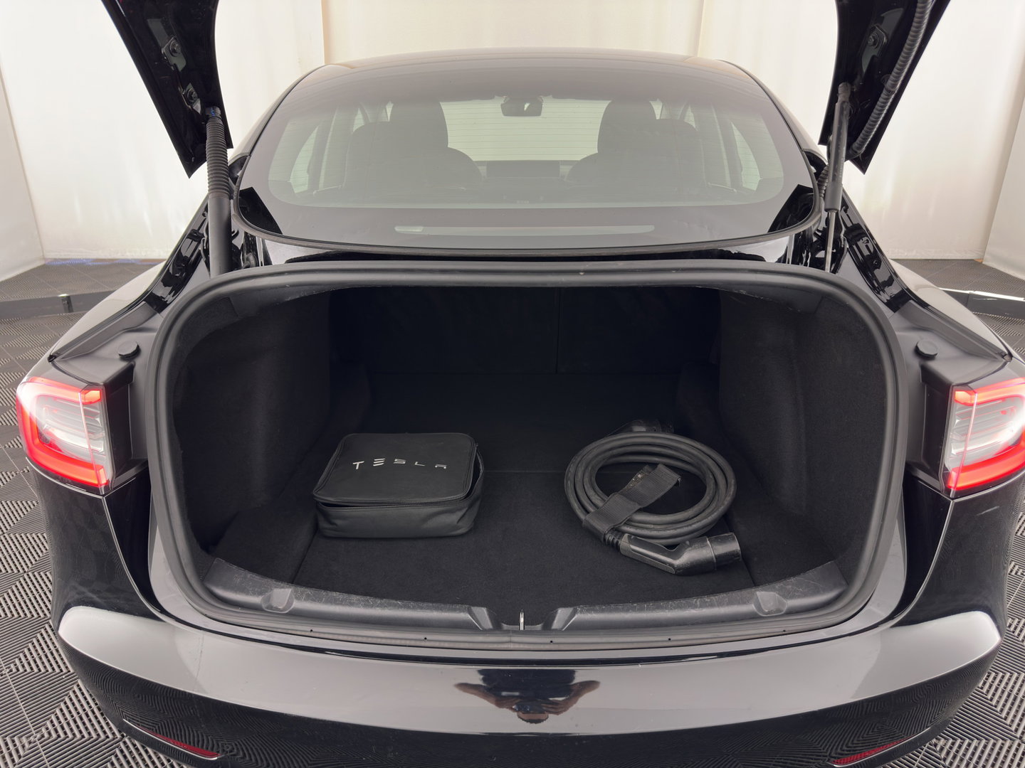 Tesla Model 3 Standard RWD Plus 60 kWh [3-Fase-11kW] {SoH-90%} (INCL-BTW) Aut. *PANO | AUTOPILOT | LEATHER | KEYLESS | FULL-LED | MEMORY-PACK | TOPVIEW | DAB | CARPLAY | DIGI-COCKPIT | LANE-ASSIST | HEATED- COMFORTSEATS | 19"ALU*