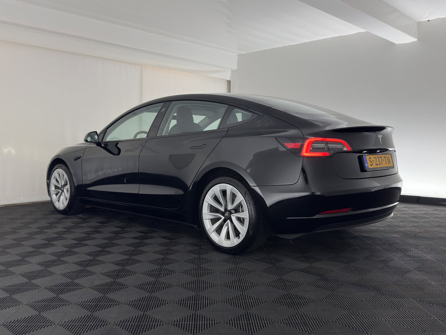 Tesla Model 3 Standard RWD Plus 60 kWh [3-Fase-11kW] {SoH-90%} (INCL-BTW) Aut. *PANO | AUTOPILOT | LEATHER | KEYLESS | FULL-LED | MEMORY-PACK | TOPVIEW | DAB | CARPLAY | DIGI-COCKPIT | LANE-ASSIST | HEATED- COMFORTSEATS | 19"ALU*