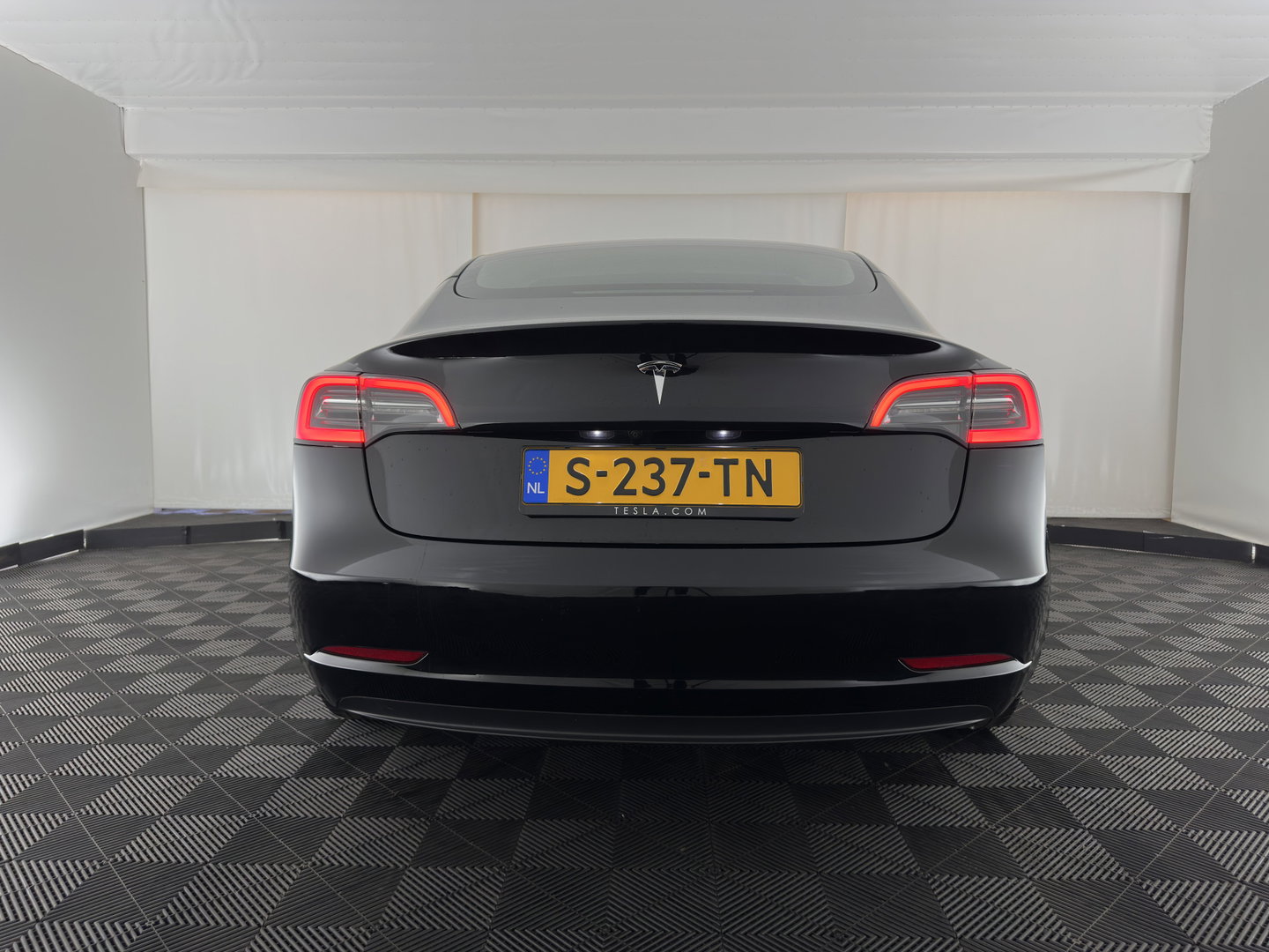 Tesla Model 3 Standard RWD Plus 60 kWh [3-Fase-11kW] {SoH-90%} (INCL-BTW) Aut. *PANO | AUTOPILOT | LEATHER | KEYLESS | FULL-LED | MEMORY-PACK | TOPVIEW | DAB | CARPLAY | DIGI-COCKPIT | LANE-ASSIST | HEATED- COMFORTSEATS | 19"ALU*