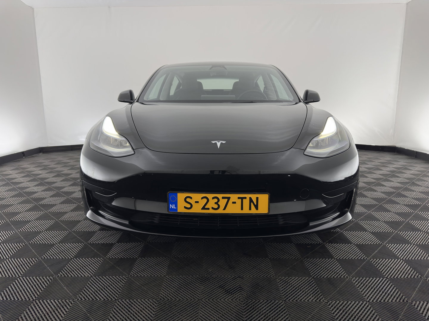 Tesla Model 3 Standard RWD Plus 60 kWh [3-Fase-11kW] {SoH-90%} (INCL-BTW) Aut. *PANO | AUTOPILOT | LEATHER | KEYLESS | FULL-LED | MEMORY-PACK | TOPVIEW | DAB | CARPLAY | DIGI-COCKPIT | LANE-ASSIST | HEATED- COMFORTSEATS | 19"ALU*