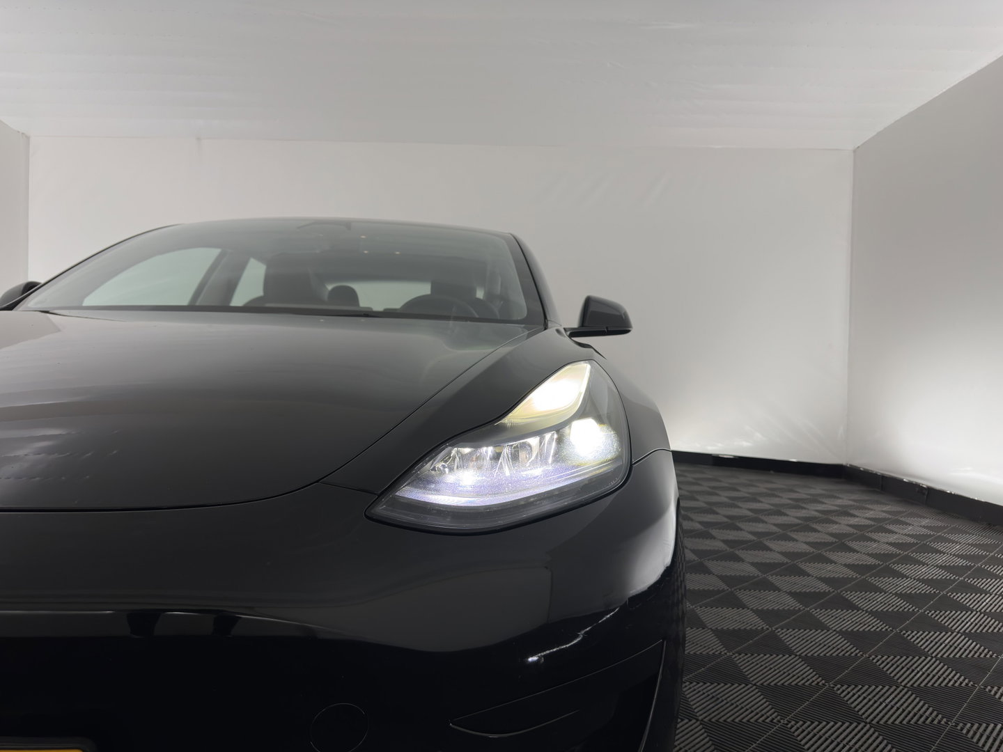 Tesla Model 3 Standard RWD Plus 60 kWh [3-Fase-11kW] {SoH-90%} (INCL-BTW) Aut. *PANO | AUTOPILOT | LEATHER | KEYLESS | FULL-LED | MEMORY-PACK | TOPVIEW | DAB | CARPLAY | DIGI-COCKPIT | LANE-ASSIST | HEATED- COMFORTSEATS | 19"ALU*