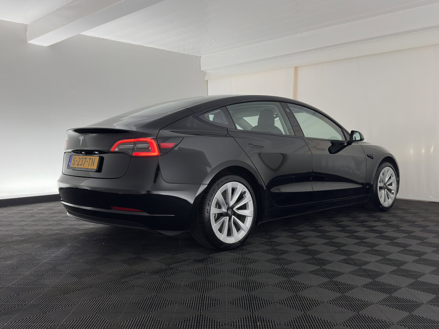 Tesla Model 3 Standard RWD Plus 60 kWh [3-Fase-11kW] {SoH-90%} (INCL-BTW) Aut. *PANO | AUTOPILOT | LEATHER | KEYLESS | FULL-LED | MEMORY-PACK | TOPVIEW | DAB | CARPLAY | DIGI-COCKPIT | LANE-ASSIST | HEATED- COMFORTSEATS | 19"ALU*