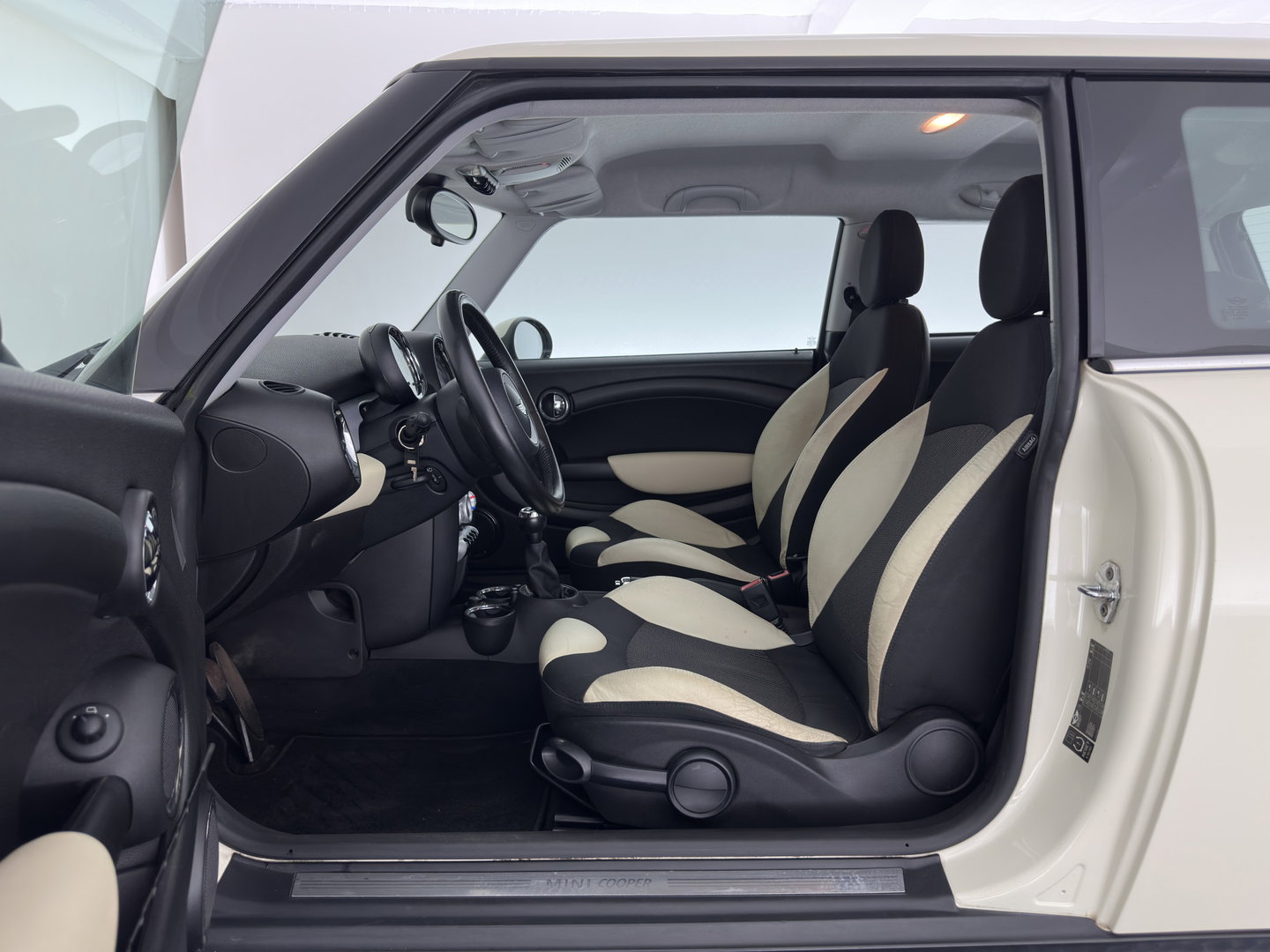 MINI 3-deurs 1.6 Cooper Pepper *LEATHER-FABRIC | COMFORTSEATS | ECC | CHROME-PACK | RADIO-CD | 17''ALU*