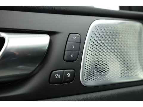 Volvo XC60 2.0 T8 Plug-in hybrid AWD Ultra Dark "Forest Lake" | Facelift | Memory | Pano | Luchtvering | Massage | Bowers & Wilkins