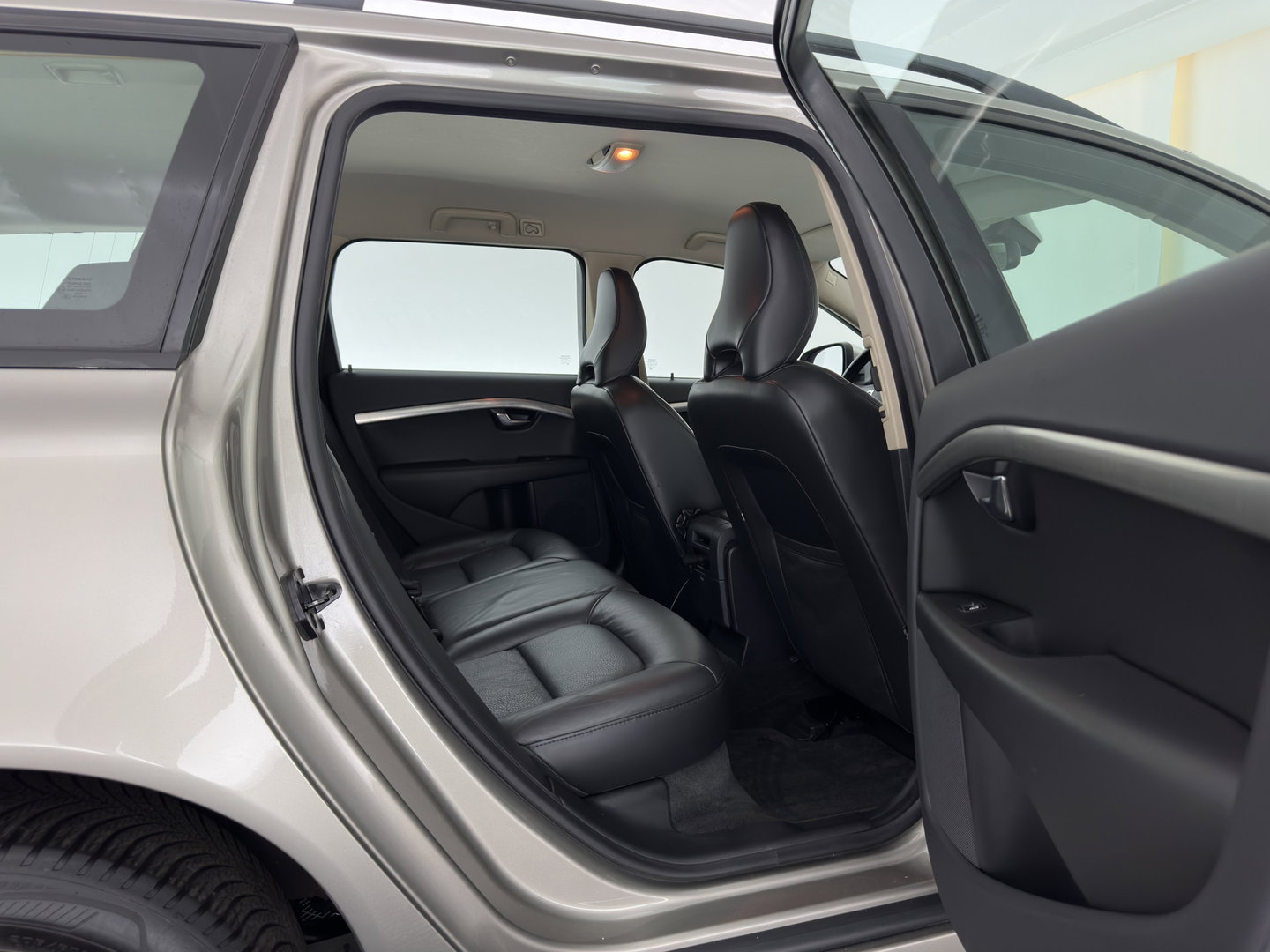 Volvo V70 2.0D Limited Edition Aut. *LEATHER | COMFORTSEATS | ECC | PDC | CRUISE | TOWBAR | 16''ALU*