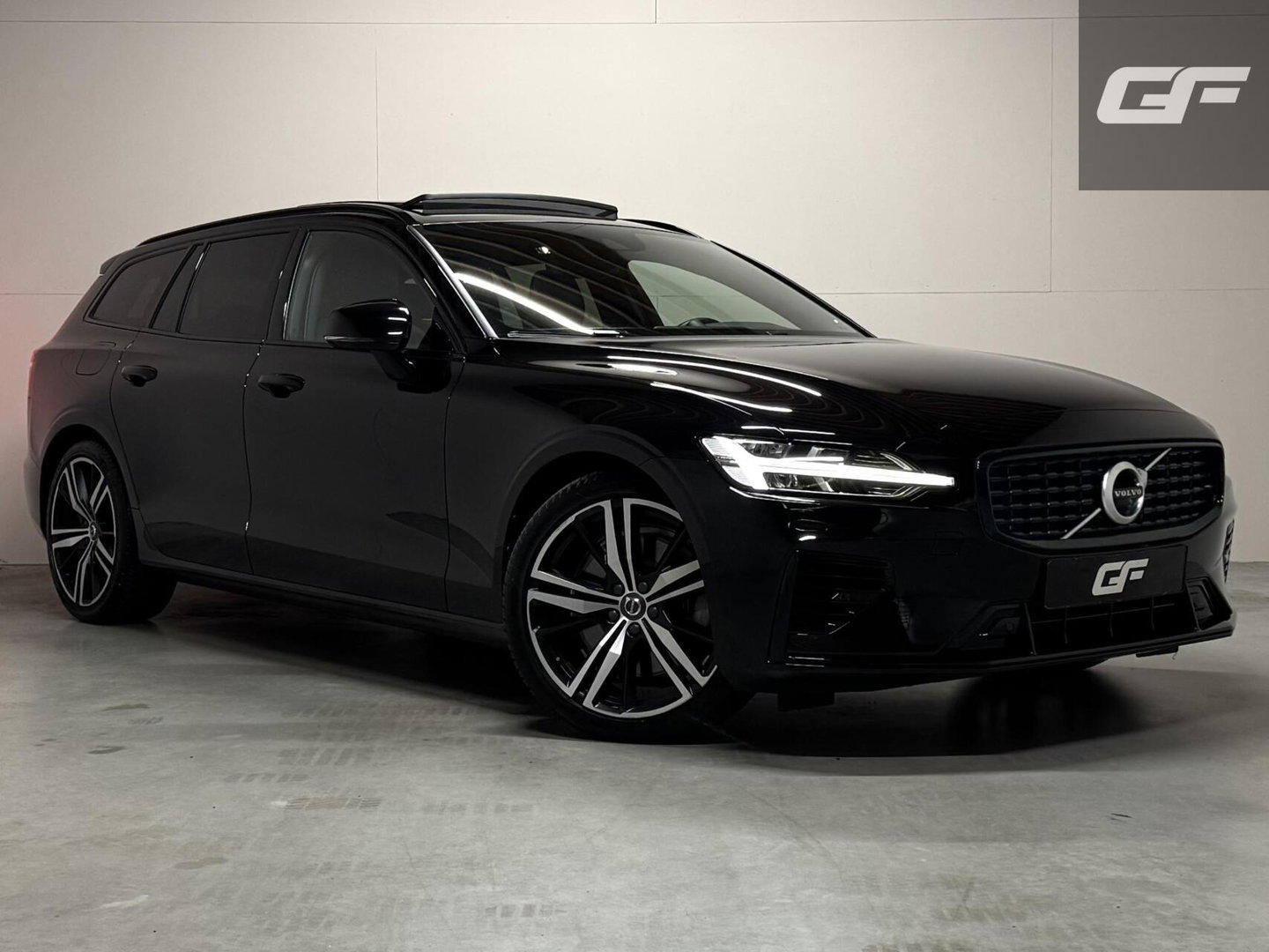 Volvo V60 2.0 T8 Recharge AWD R-Design Pano B&W 360° Memory Trekh.