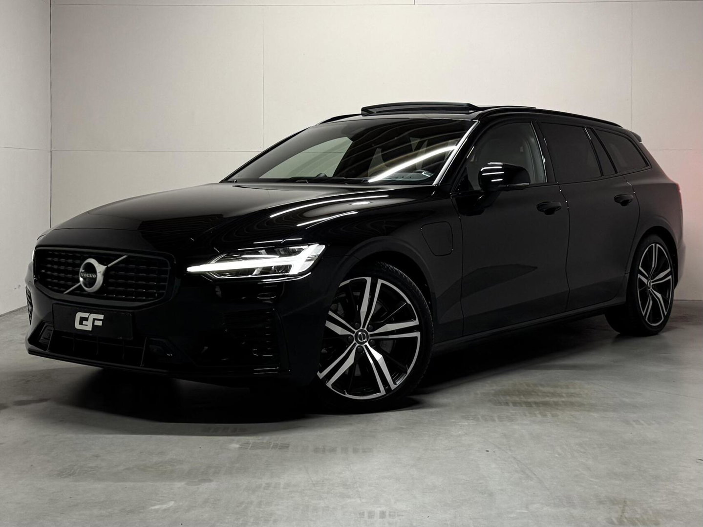 Volvo V60 2.0 T8 Recharge AWD R-Design Pano B&W 360° Memory Trekh.