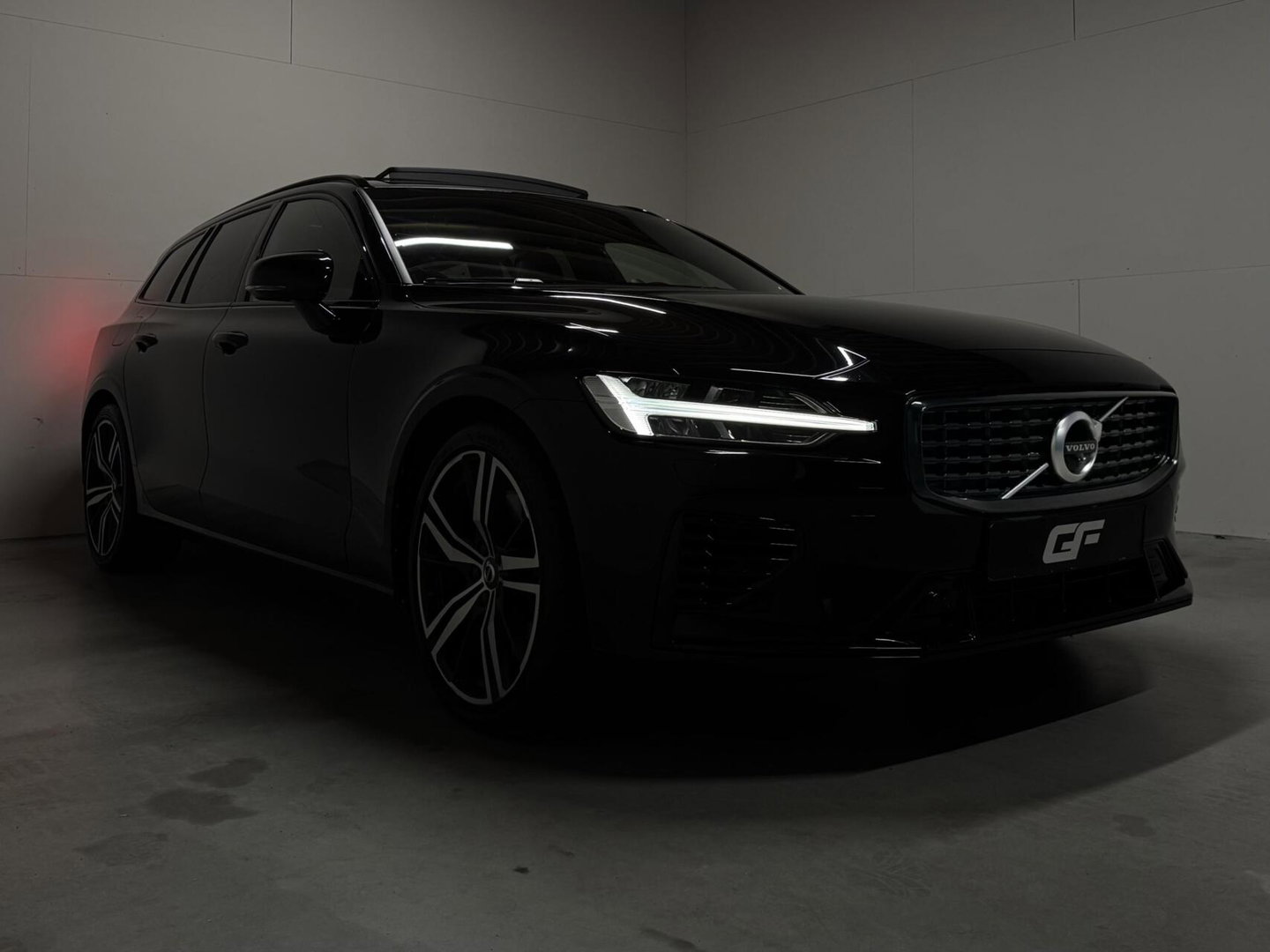 Volvo V60 2.0 T8 Recharge AWD R-Design Pano B&W 360° Memory Trekh.