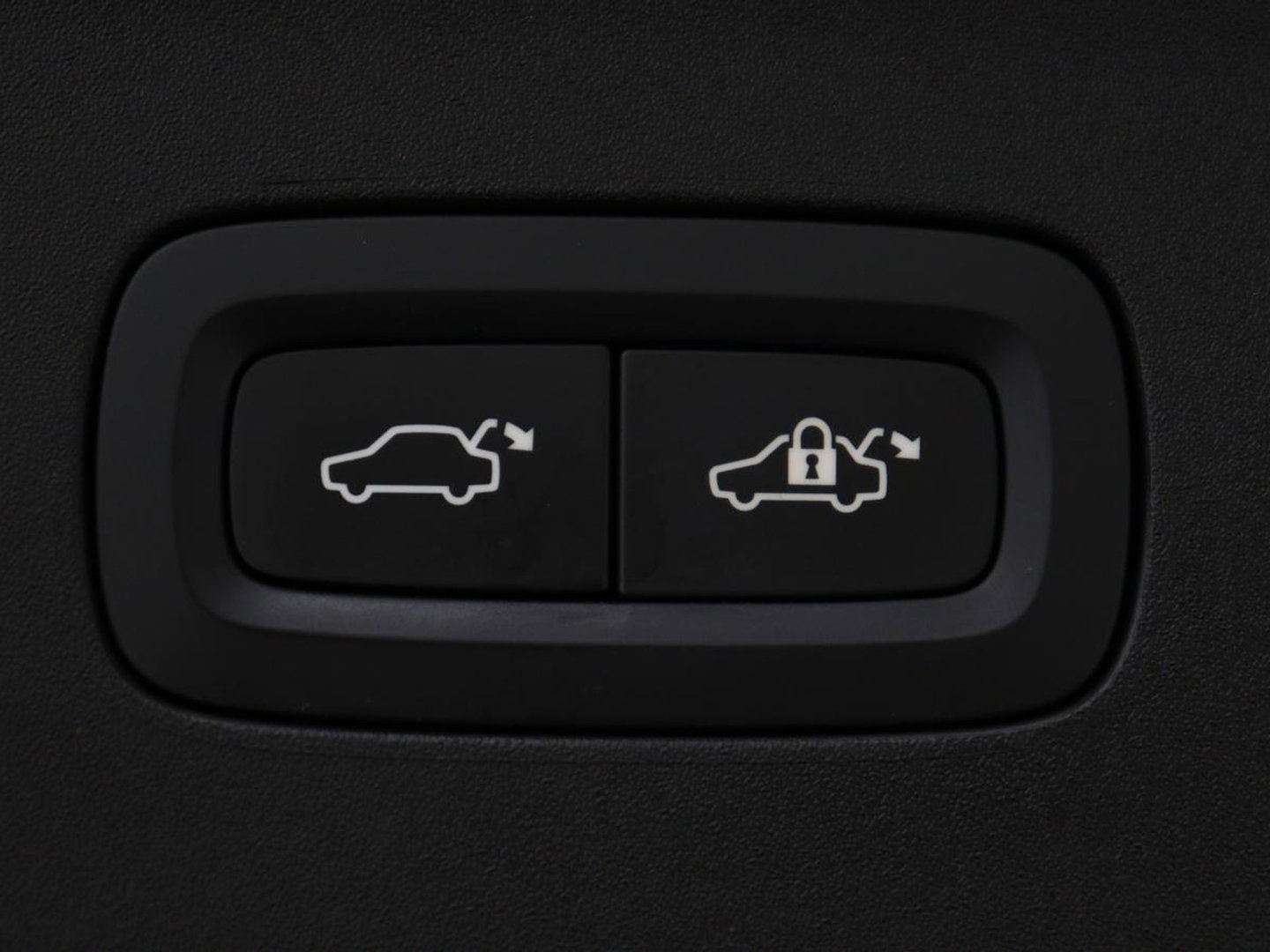 Polestar 2 Long Range Dual Motor Launch Edition 78kWh SOH 91,9% | Panoramadak | 360 Camera | Carplay | Navigatie | Adaptive Cruise | Harman Kardon | Stoel & Stuurwiel verwarming