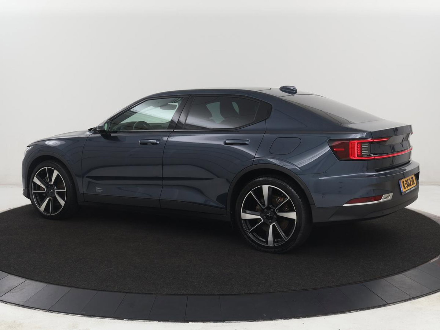 Polestar 2 Long Range Dual Motor Launch Edition 78kWh SOH 91,9% | Panoramadak | 360 Camera | Carplay | Navigatie | Adaptive Cruise | Harman Kardon | Stoel & Stuurwiel verwarming