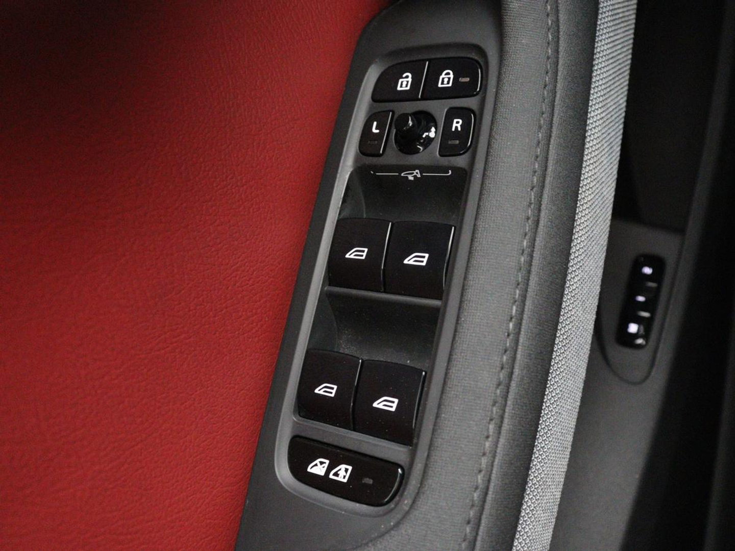 Polestar 2 Long Range Dual Motor Launch Edition 78kWh SOH 91,9% | Panoramadak | 360 Camera | Carplay | Navigatie | Adaptive Cruise | Harman Kardon | Stoel & Stuurwiel verwarming