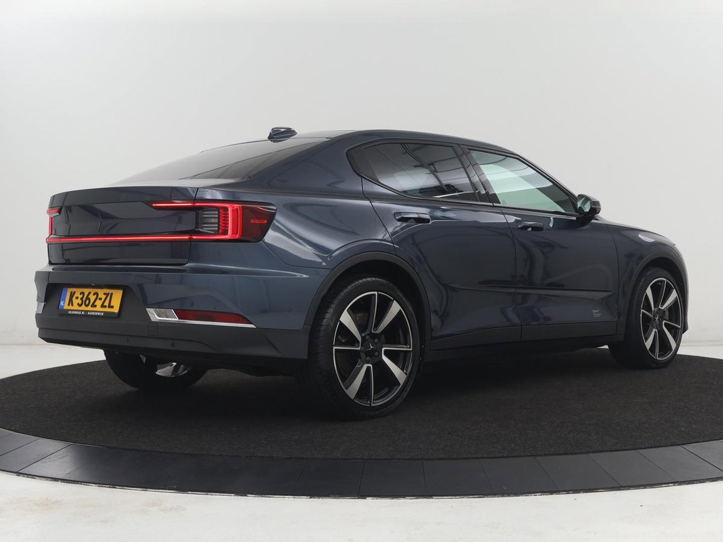 Polestar 2 Long Range Dual Motor Launch Edition 78kWh SOH 91,9% | Panoramadak | 360 Camera | Carplay | Navigatie | Adaptive Cruise | Harman Kardon | Stoel & Stuurwiel verwarming