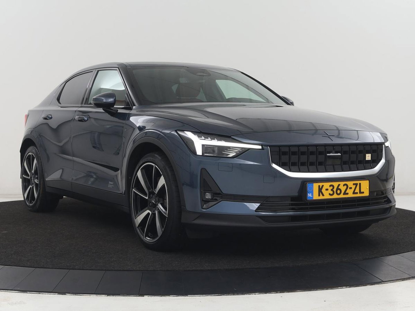 Polestar 2 Long Range Dual Motor Launch Edition 78kWh SOH 91,9% | Panoramadak | 360 Camera | Carplay | Navigatie | Adaptive Cruise | Harman Kardon | Stoel & Stuurwiel verwarming