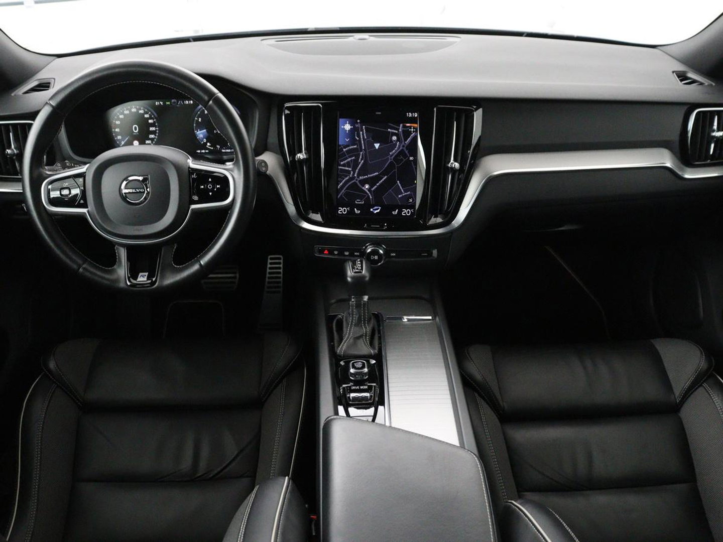 Volvo V60 2.0 T4 R-Design Panoramadak | Full LED | Trekhaak | Carplay | Pilot assist | Navigate | Stoel & Stuurverwarming | Achteruitrij camera | Cruise control | Climate control