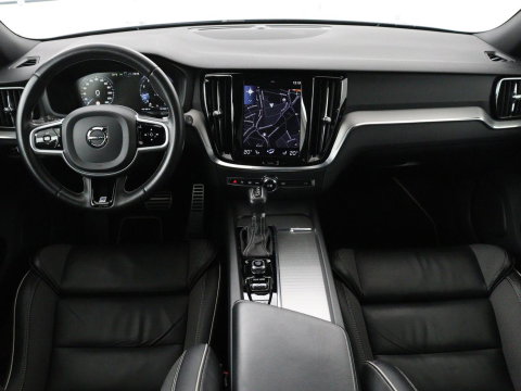 Volvo V60 2.0 T4 R-Design Panoramadak | Full LED | Trekhaak | Carplay | Pilot assist | Navigate | Stoel & Stuurverwarming | Achteruitrij camera | Cruise control | Climate control