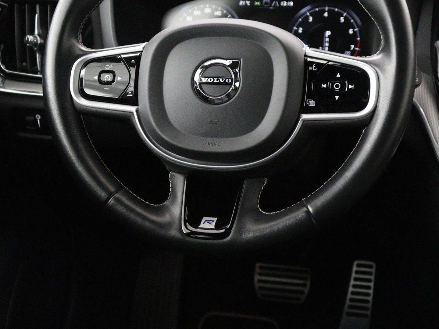 Volvo V60 2.0 T4 R-Design Panoramadak | Full LED | Trekhaak | Carplay | Pilot assist | Navigate | Stoel & Stuurverwarming | Achteruitrij camera | Cruise control | Climate control