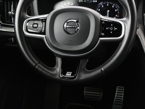 Volvo V60 2.0 T4 R-Design Panoramadak | Full LED | Trekhaak | Carplay | Pilot assist | Navigate | Stoel & Stuurverwarming | Achteruitrij camera | Cruise control | Climate control