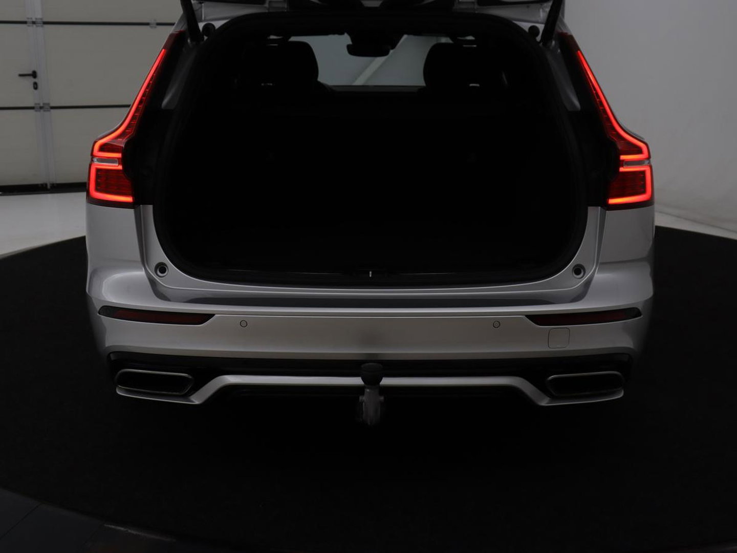 Volvo V60 2.0 T4 R-Design Panoramadak | Full LED | Trekhaak | Carplay | Pilot assist | Navigate | Stoel & Stuurverwarming | Achteruitrij camera | Cruise control | Climate control