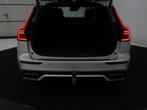 Volvo V60 2.0 T4 R-Design Panoramadak | Full LED | Trekhaak | Carplay | Pilot assist | Navigate | Stoel & Stuurverwarming | Achteruitrij camera | Cruise control | Climate control