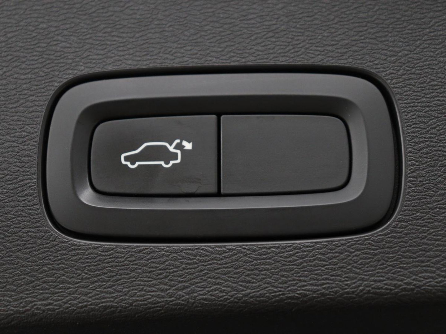 Volvo V60 2.0 T4 R-Design Panoramadak | Full LED | Trekhaak | Carplay | Pilot assist | Navigate | Stoel & Stuurverwarming | Achteruitrij camera | Cruise control | Climate control