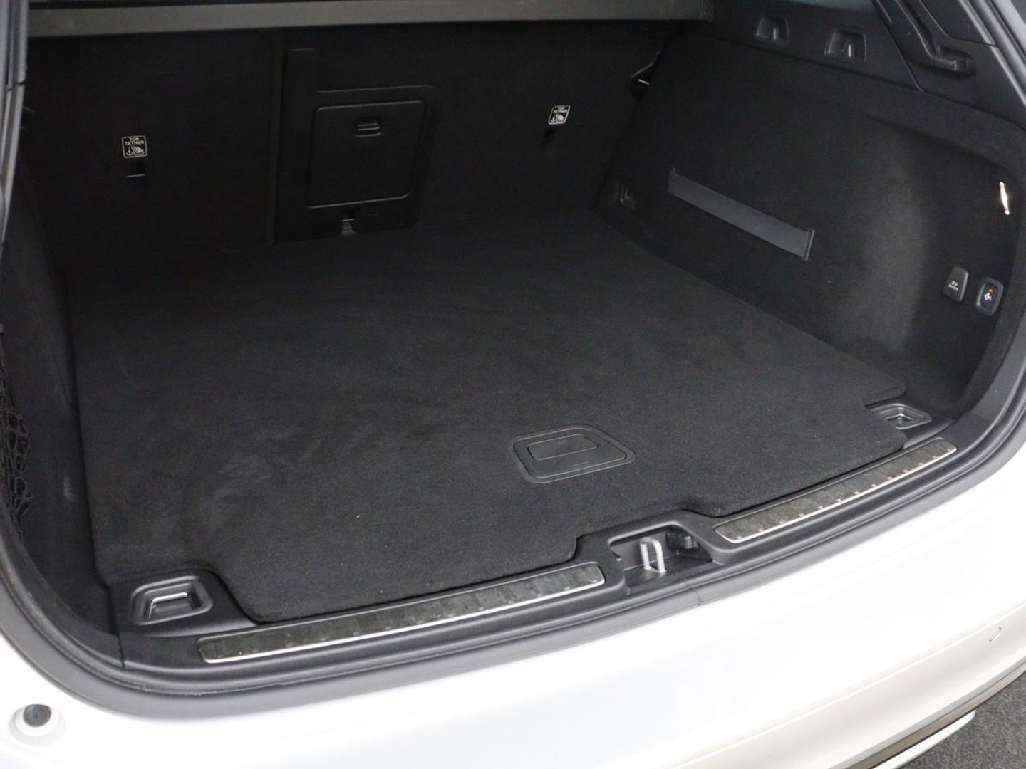 Volvo V60 2.0 T4 R-Design Panoramadak | Full LED | Trekhaak | Carplay | Pilot assist | Navigate | Stoel & Stuurverwarming | Achteruitrij camera | Cruise control | Climate control
