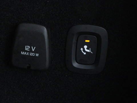 Volvo V60 2.0 T4 R-Design Panoramadak | Full LED | Trekhaak | Carplay | Pilot assist | Navigate | Stoel & Stuurverwarming | Achteruitrij camera | Cruise control | Climate control