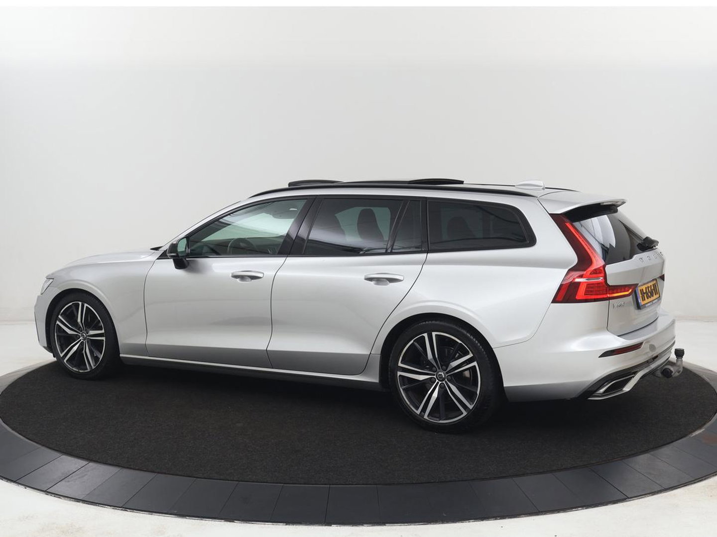 Volvo V60 2.0 T4 R-Design Panoramadak | Full LED | Trekhaak | Carplay | Pilot assist | Navigate | Stoel & Stuurverwarming | Achteruitrij camera | Cruise control | Climate control