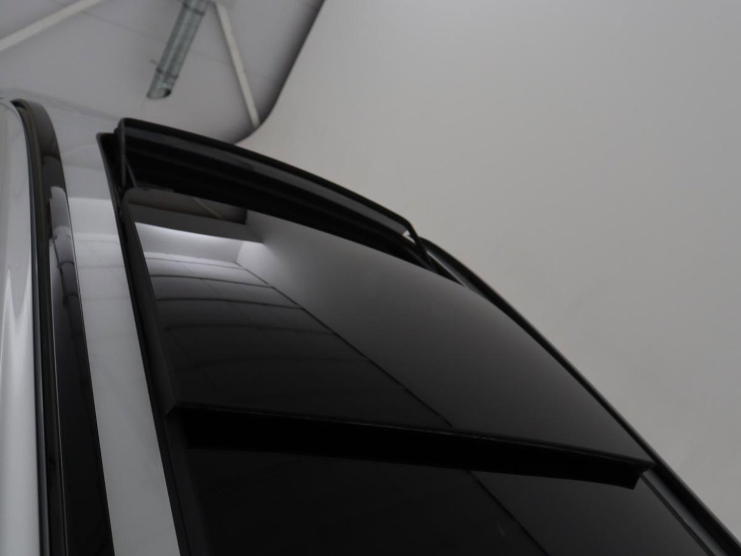 Volvo V60 2.0 T4 R-Design Panoramadak | Full LED | Trekhaak | Carplay | Pilot assist | Navigate | Stoel & Stuurverwarming | Achteruitrij camera | Cruise control | Climate control