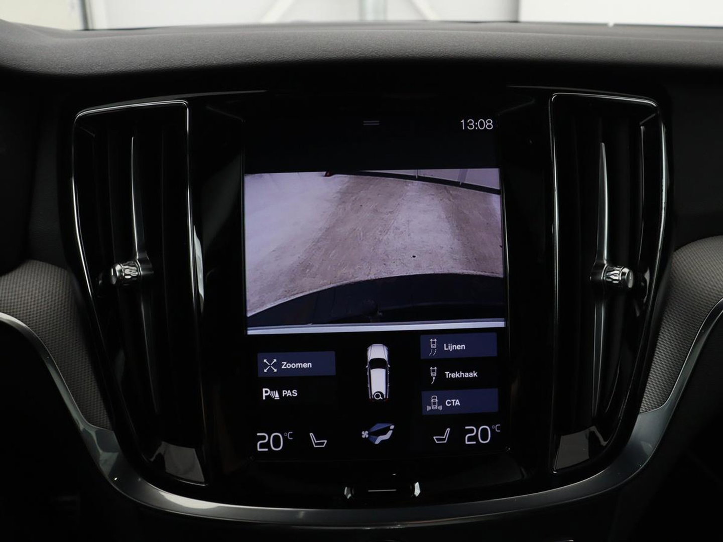 Volvo V60 2.0 T4 R-Design Panoramadak | Full LED | Trekhaak | Carplay | Pilot assist | Navigate | Stoel & Stuurverwarming | Achteruitrij camera | Cruise control | Climate control