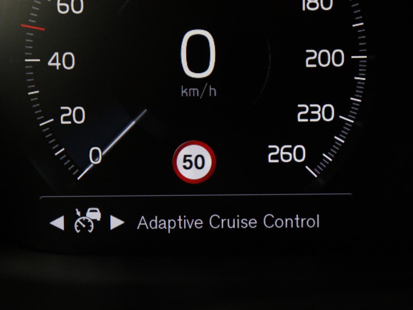 Volvo V60 2.0 T4 R-Design Panoramadak | Full LED | Trekhaak | Carplay | Pilot assist | Navigate | Stoel & Stuurverwarming | Achteruitrij camera | Cruise control | Climate control