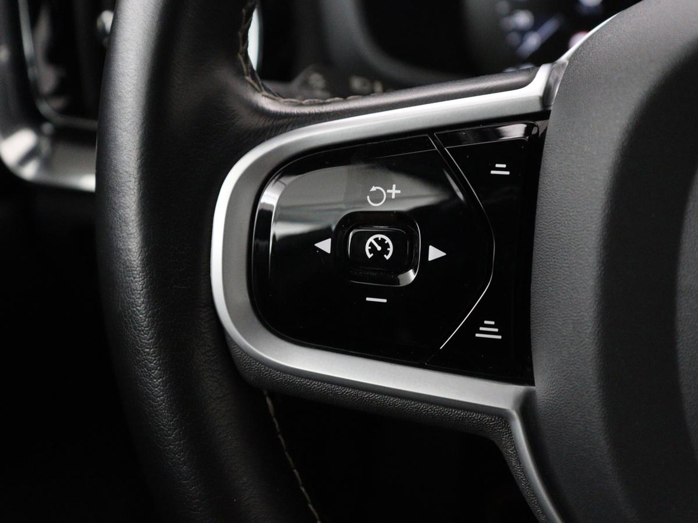 Volvo V60 2.0 T4 R-Design Panoramadak | Full LED | Trekhaak | Carplay | Pilot assist | Navigate | Stoel & Stuurverwarming | Achteruitrij camera | Cruise control | Climate control