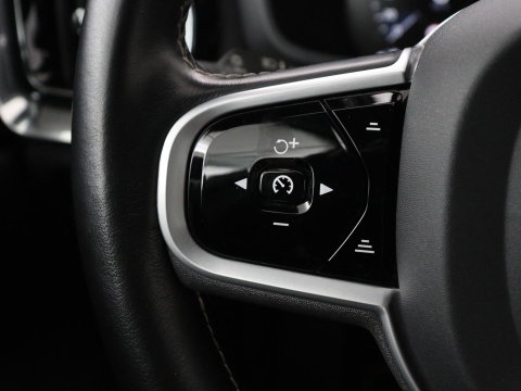 Volvo V60 2.0 T4 R-Design Panoramadak | Full LED | Trekhaak | Carplay | Pilot assist | Navigate | Stoel & Stuurverwarming | Achteruitrij camera | Cruise control | Climate control